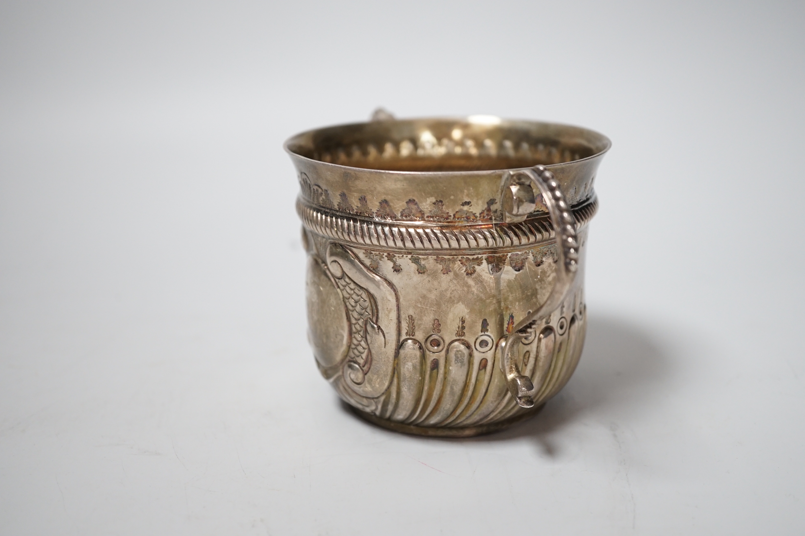 A late Victorian embossed silver porringer, London, 1896, 81mm, 5.3oz.